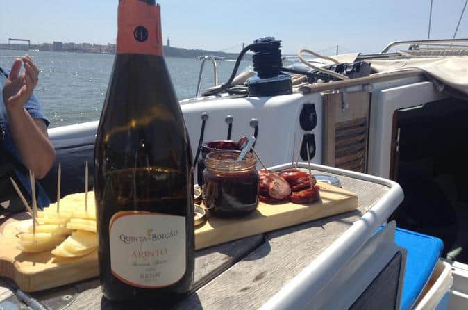 Tour de barco pelo Rio Tejo com degustação de vinhos portugueses